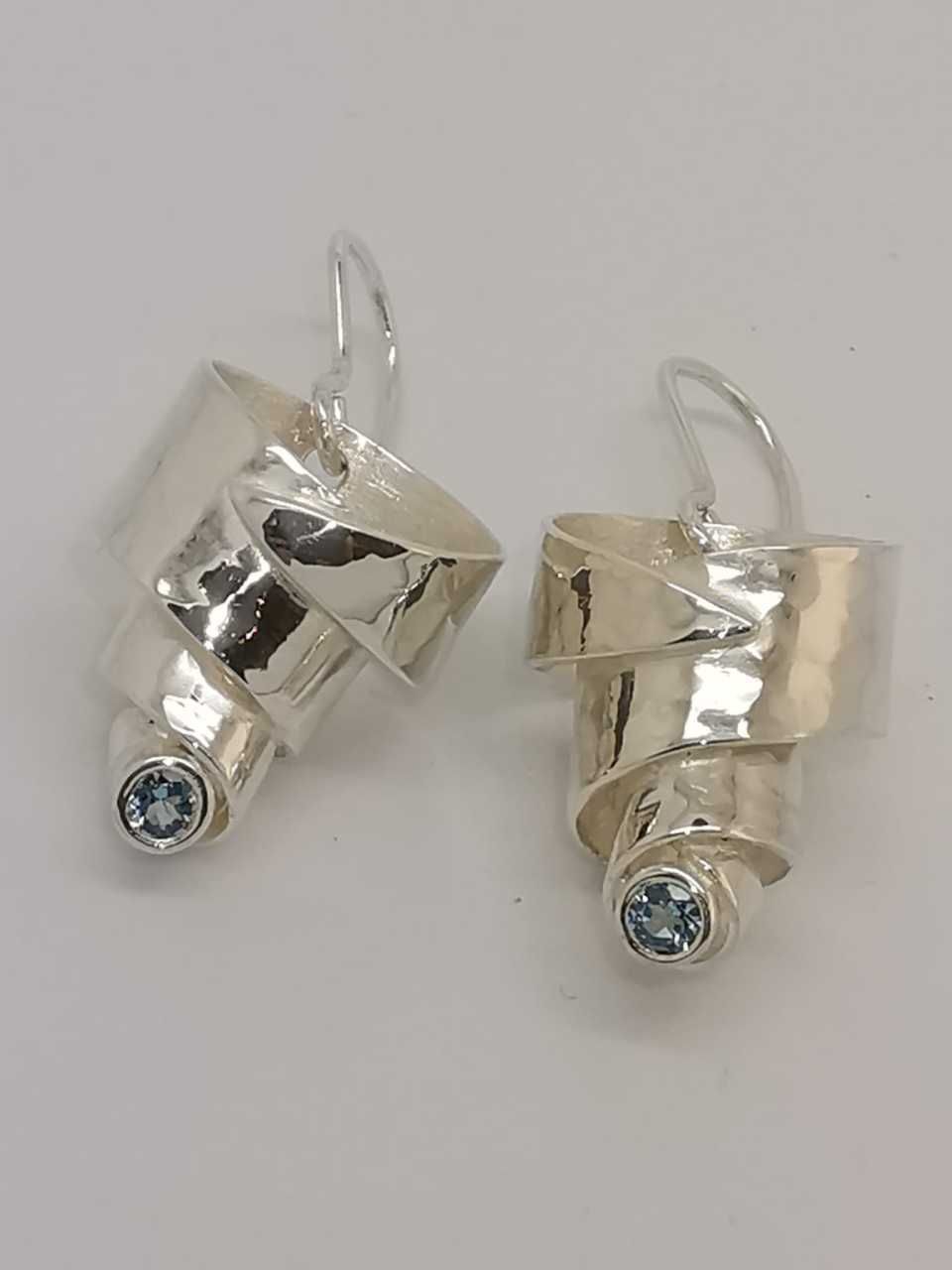 verschnörkelte Ohrhänger mit Stein