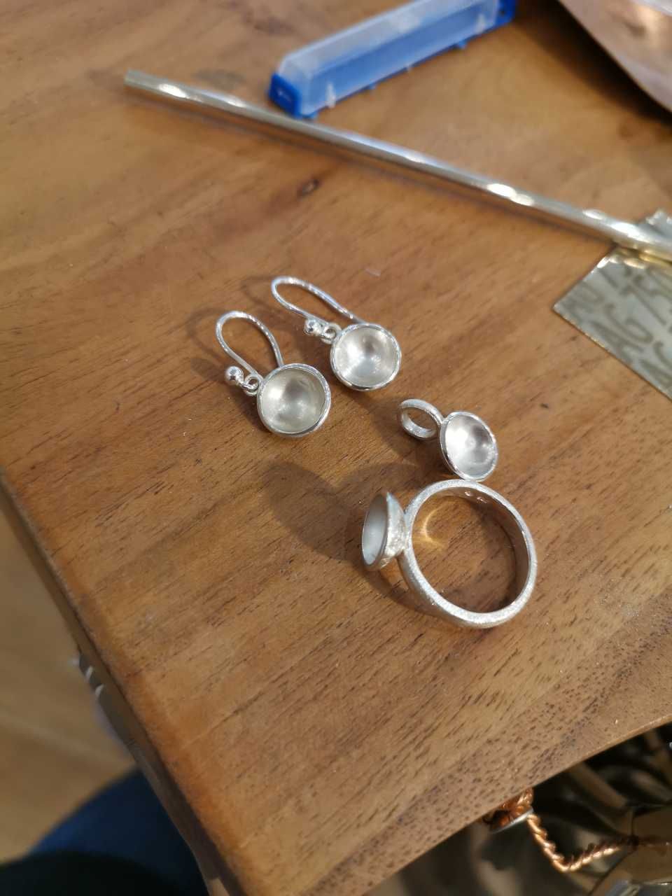 Ring und Ohrringe mit leerer Einfassung