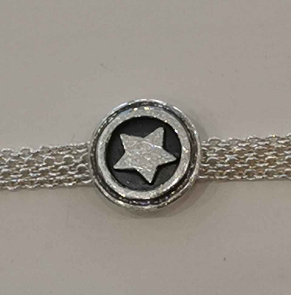Armband mit Stern auf einem runden Anhänger