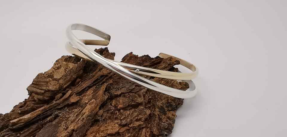 Armband aus zwei überkreuzten Bändern