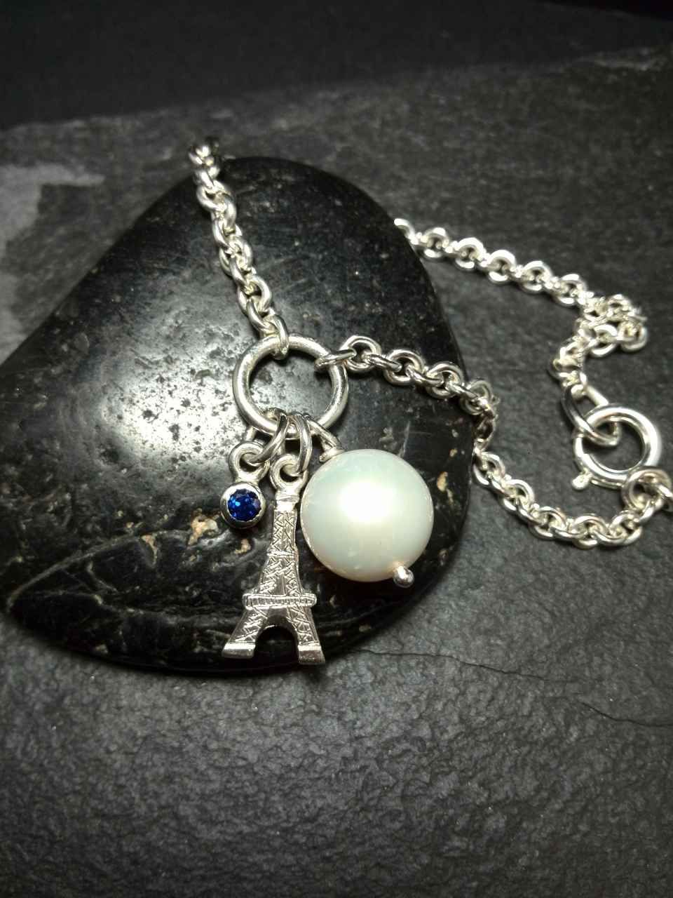 Armband mit Kugel- und Eiffelturm-Anhänger