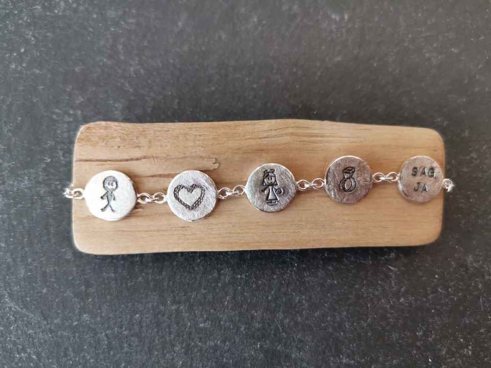 Armband mit runden gravierten Plättchen