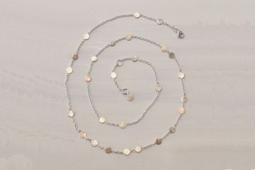 Schneckenförmig angeordnete goldfarbene Kette mit Plättchen