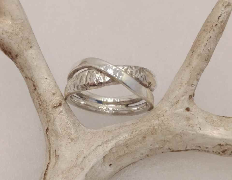 doppelter Ring in überkreuztem Design