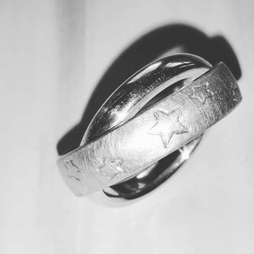 doppelter Ring mit Sternmotiv