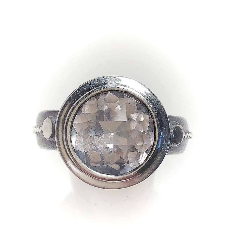 Ring mit eingefasstem Stein