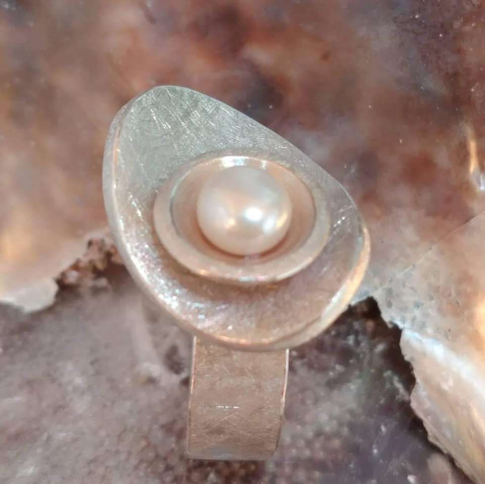 Ring mit zwei Platten und Perle