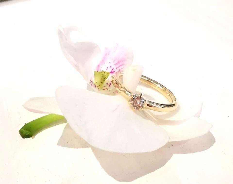 Diamantring auf einer Blüte