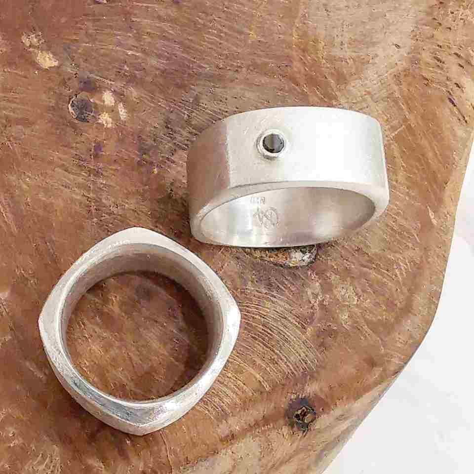 quadratische Trauringe, einer mit Stein