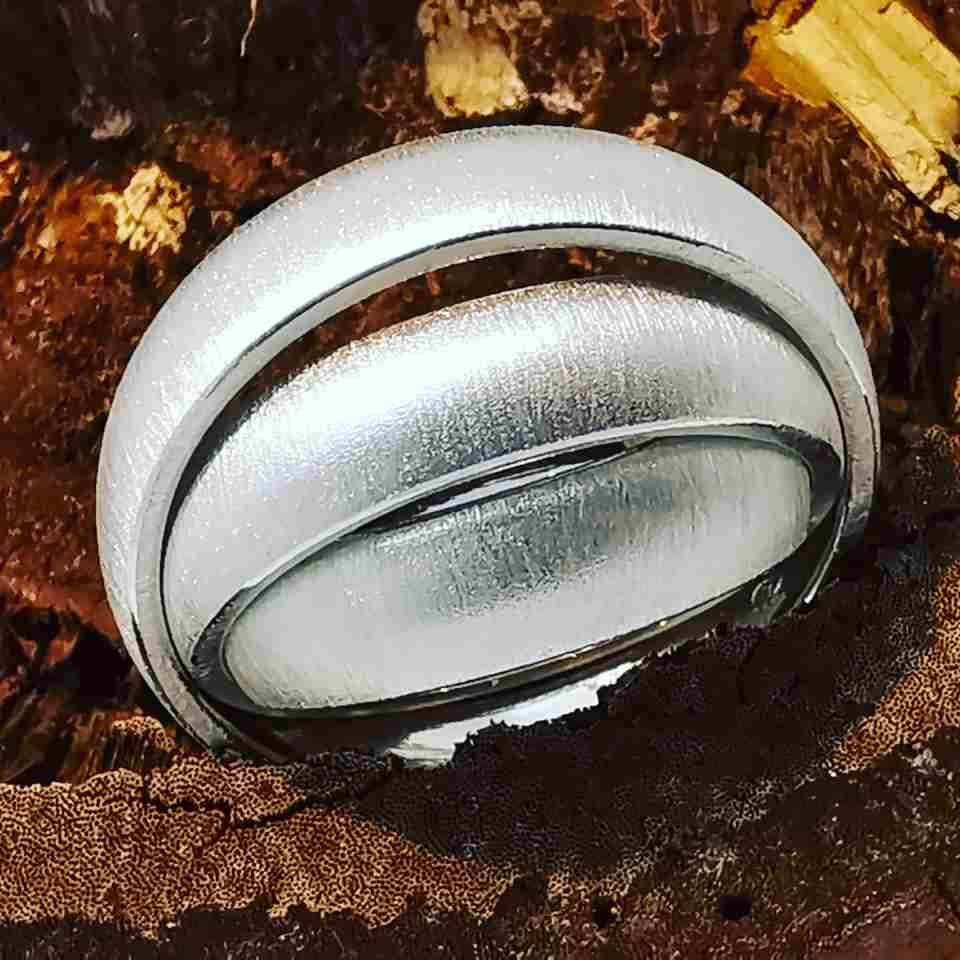 zwei Trauringe in mattem Silber