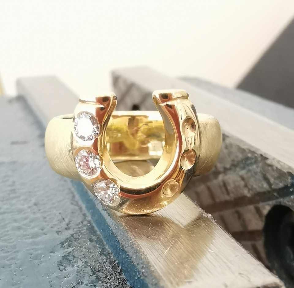 Ring mit Hufeisen mit Diamanten