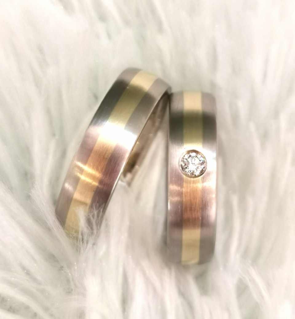 Zwei Trauringe in Bicolor