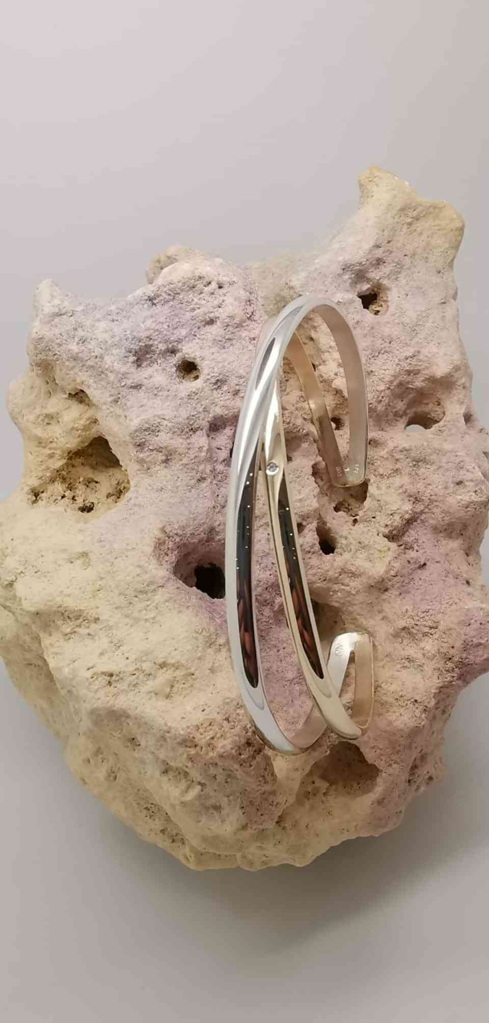 Armreif auf einem Stein