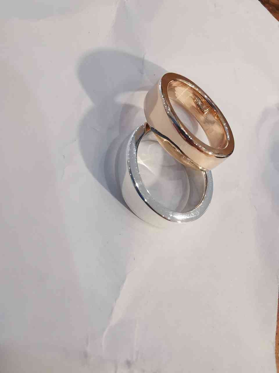 Je ein goldfarbener und silberfarbener Ehering