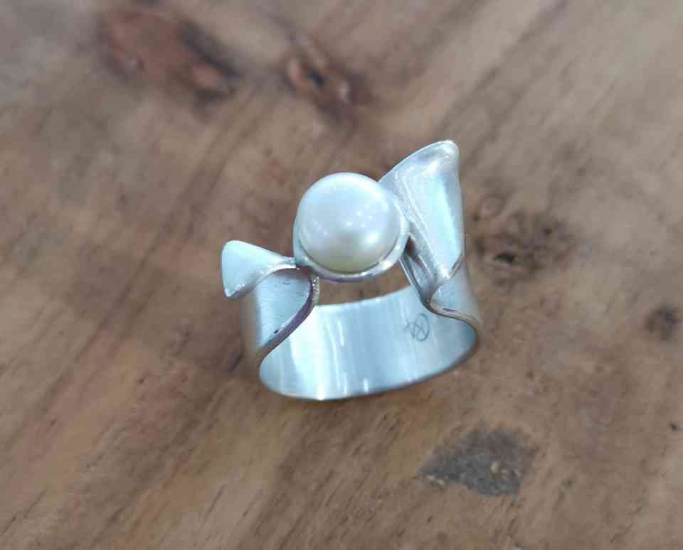 abstrakter Ring mit Perle