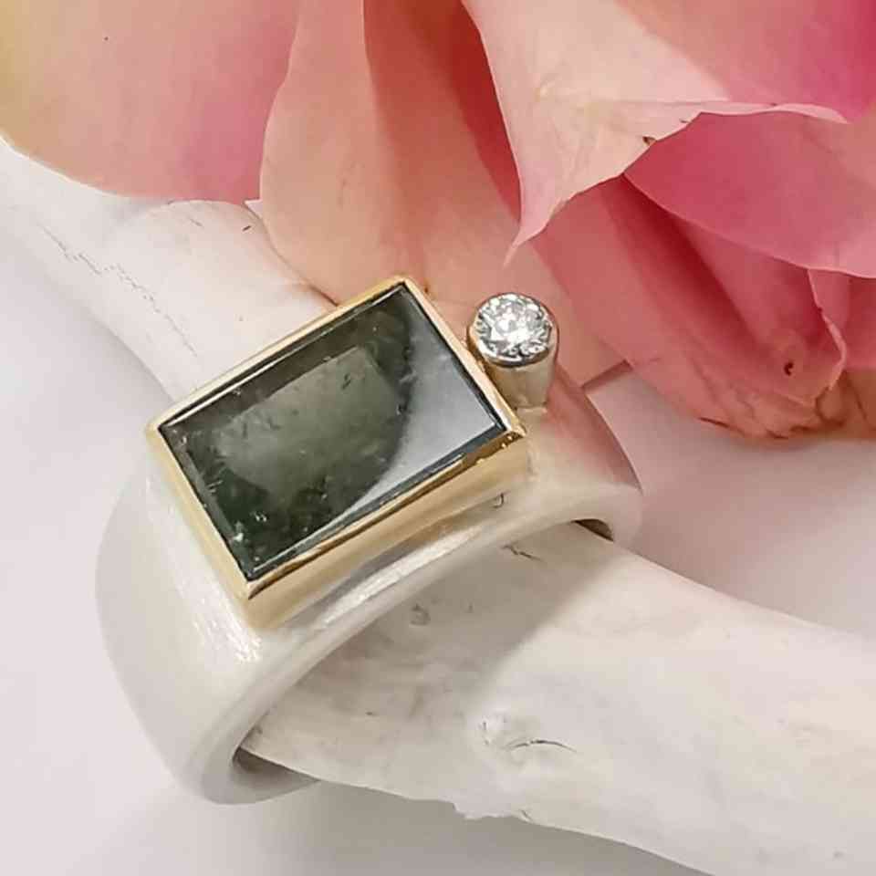 Ring mit rechteckigem Stein