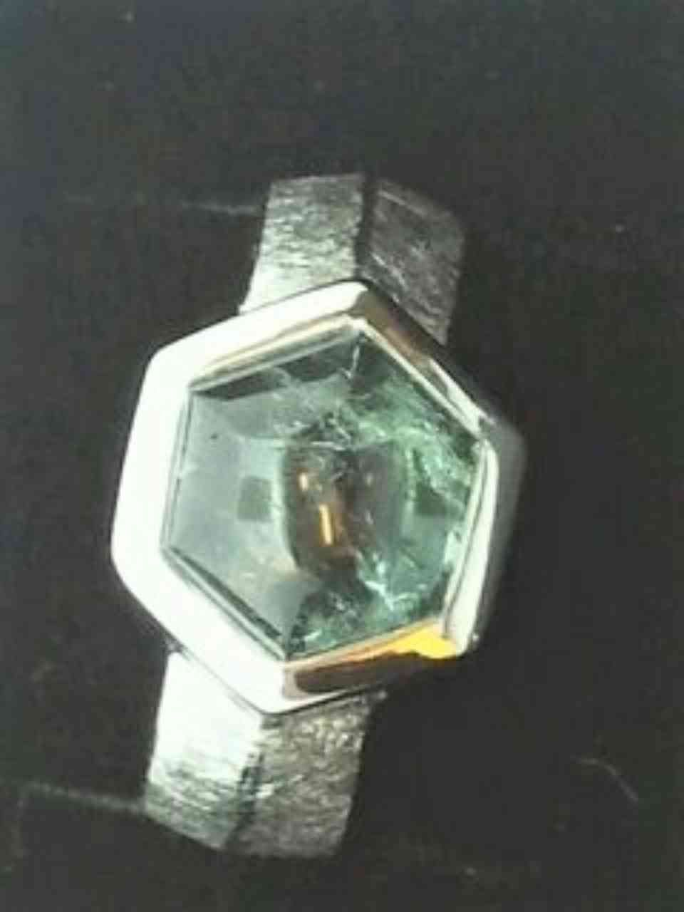Ring mit sechseckigem Stein