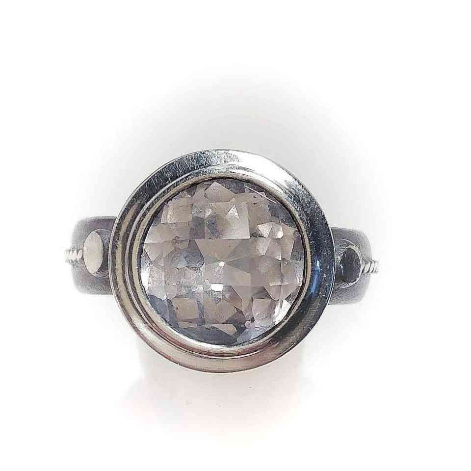 Ring mit eingefasstem Stein