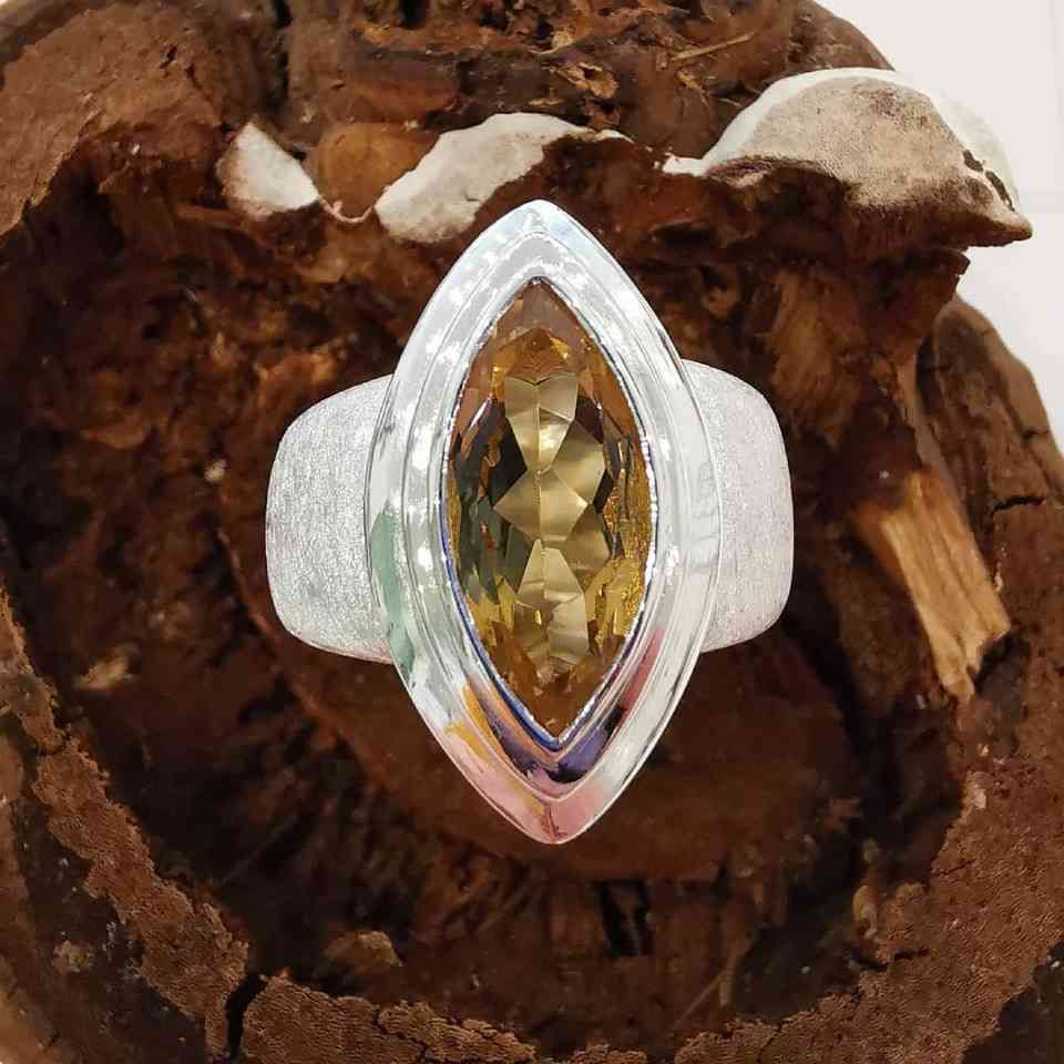 Ring mit ovalem Stein