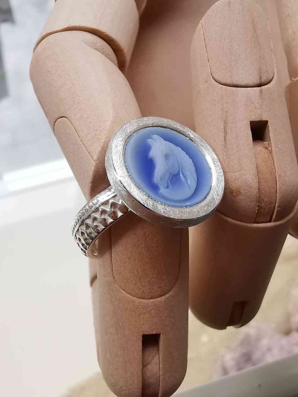 Ring mit blauer runder Steinplatte