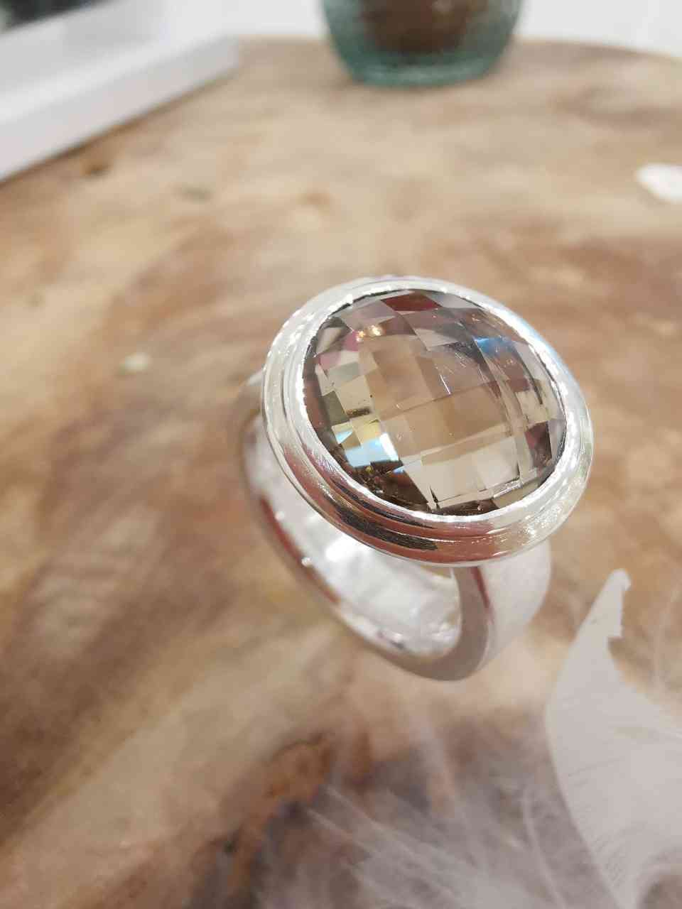 Ring mit großem runden Stein