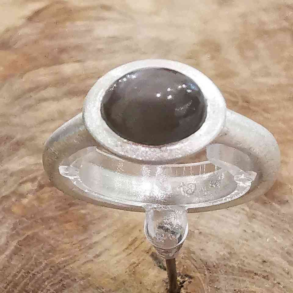 Ring mit dunklem Stein