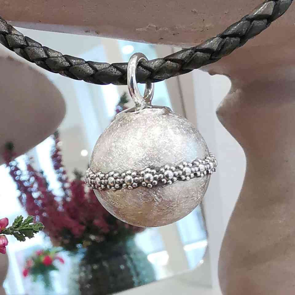 silberfarbener kugelförmiger Kettenanhänger