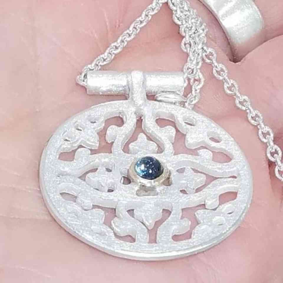 kunstvoll verzierter Kettenanhänger mit Stein