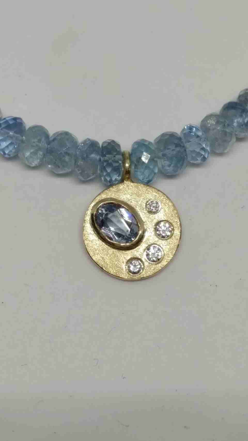 Goldfarbener Kettenanhänger mit Steinen