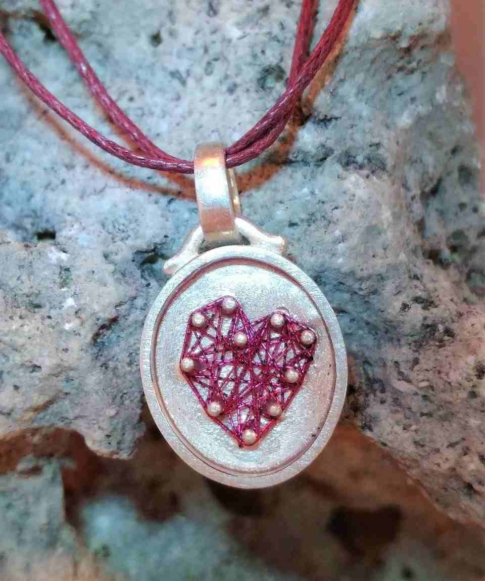 Kettenanhänger mit rosafarbenem Herz