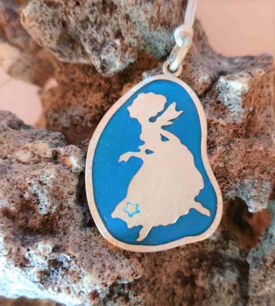 handgefertigter Kettenanhänger mit Frauenmotiv auf blauem Hintergrund