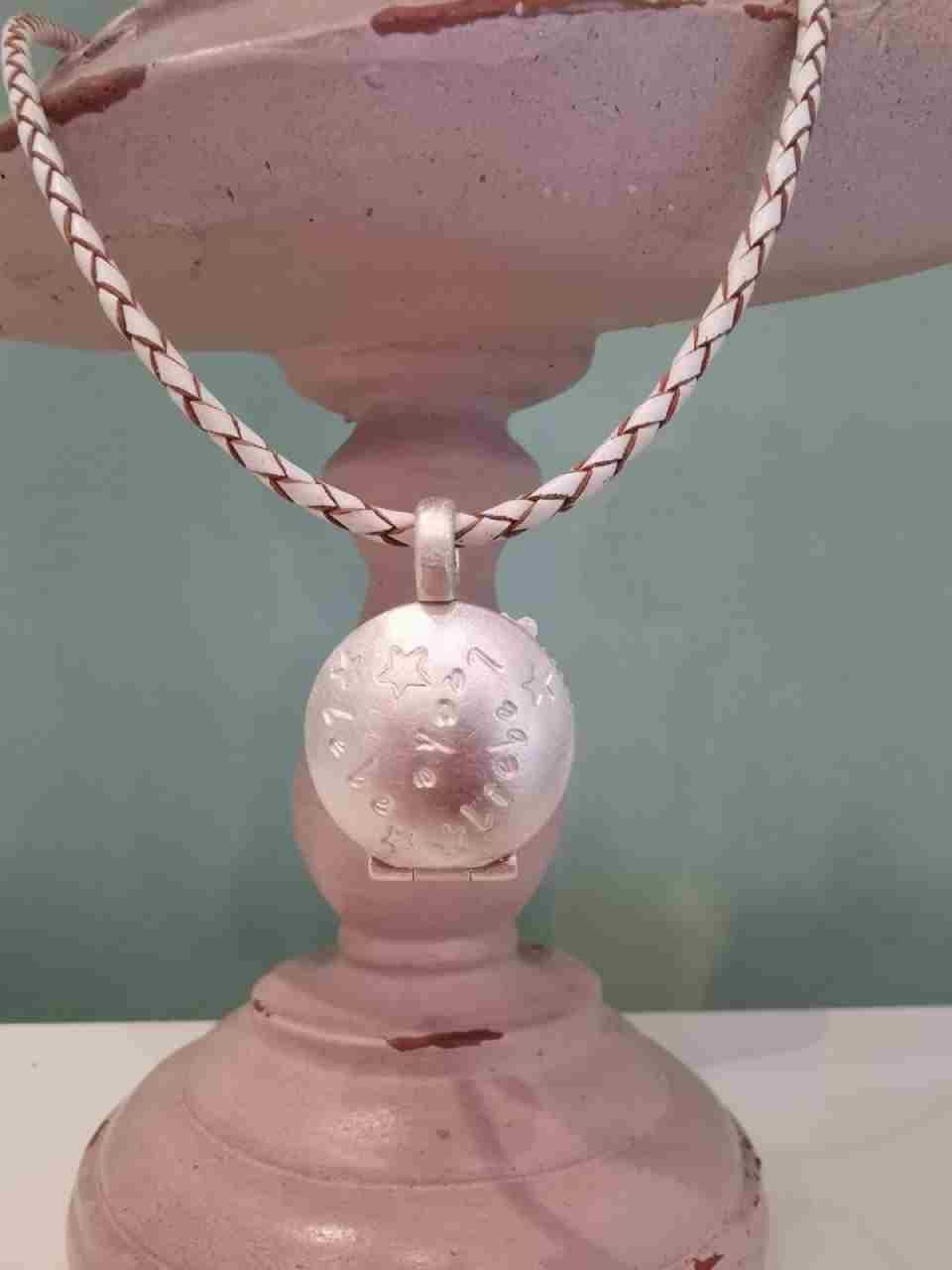 Kette mit kugelförmigem Anhänger