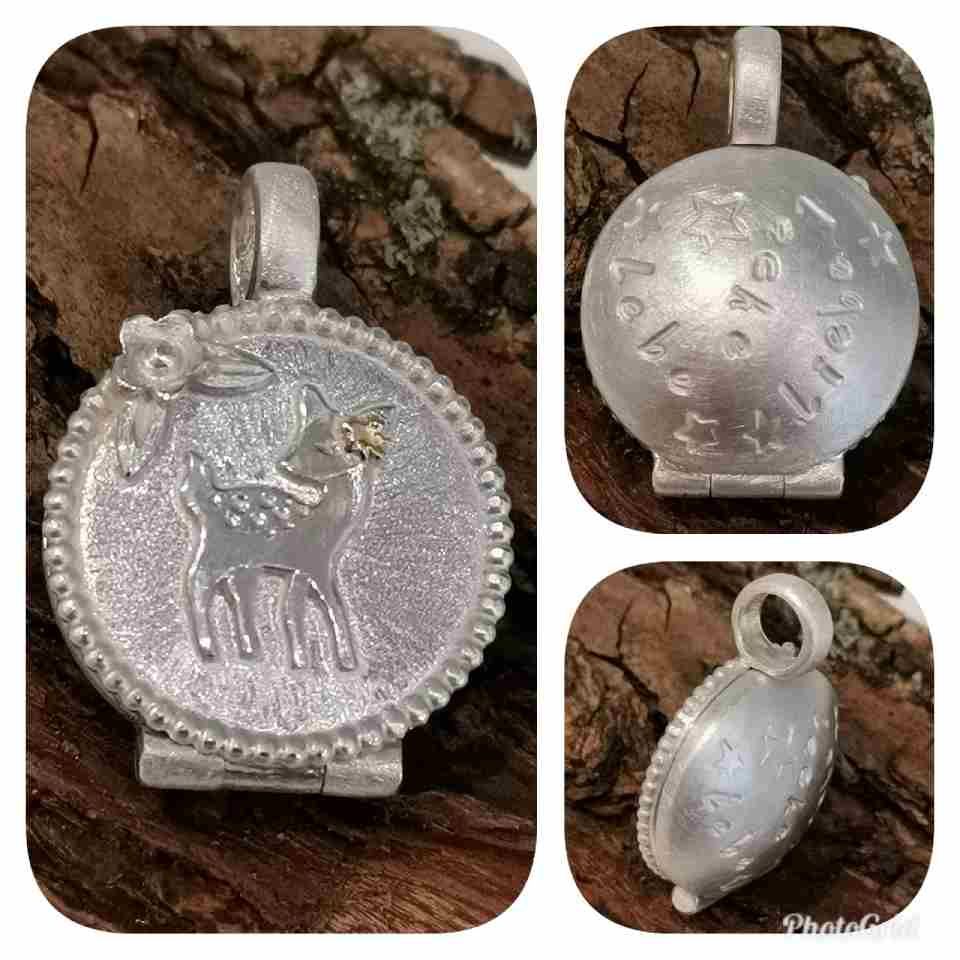 Kettenanhänger mit Tiermotiv, Ansicht von drei Seiten