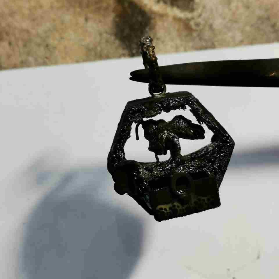 dunkler Kettenanhänger