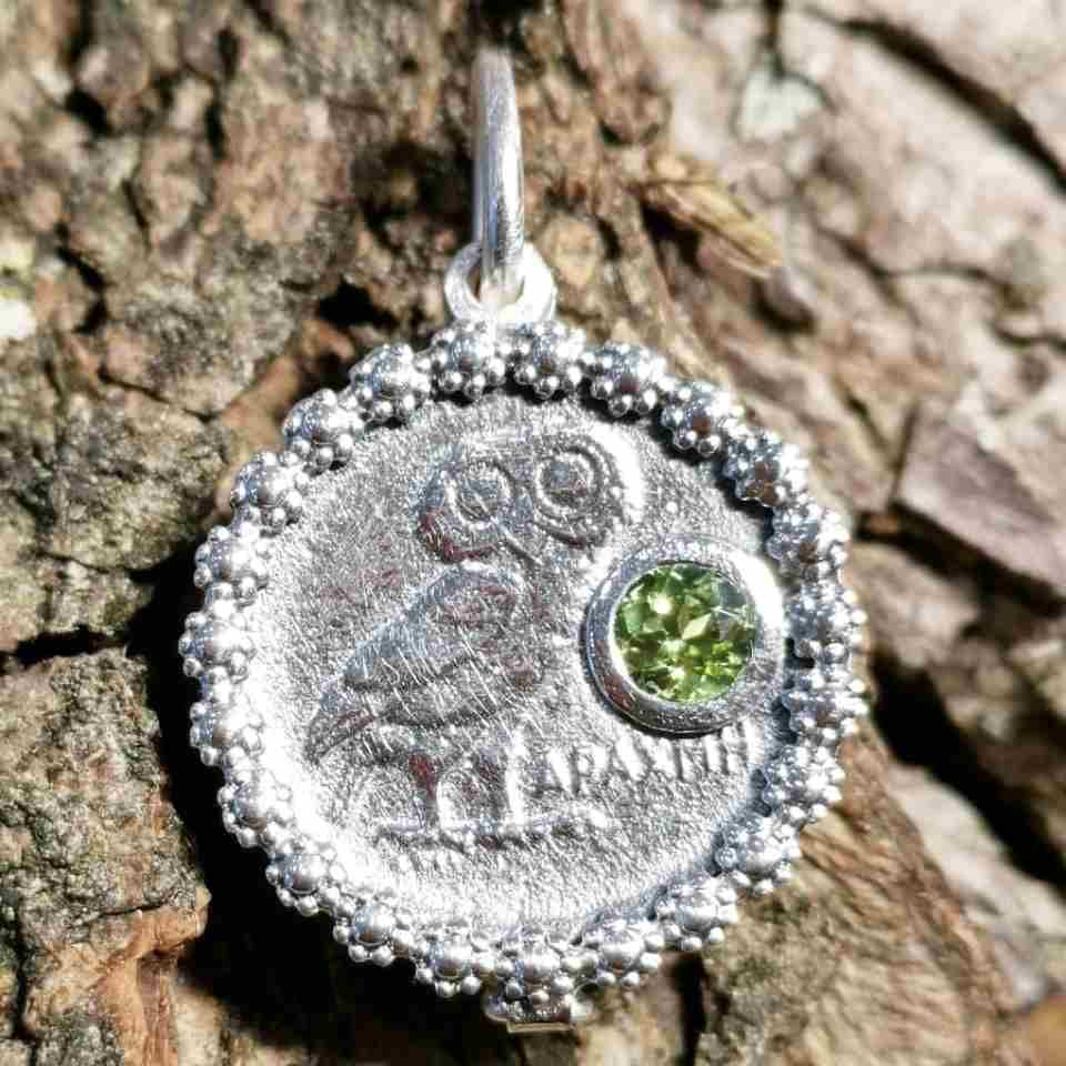 Kettenanhänger mir Eule und grünem Stein