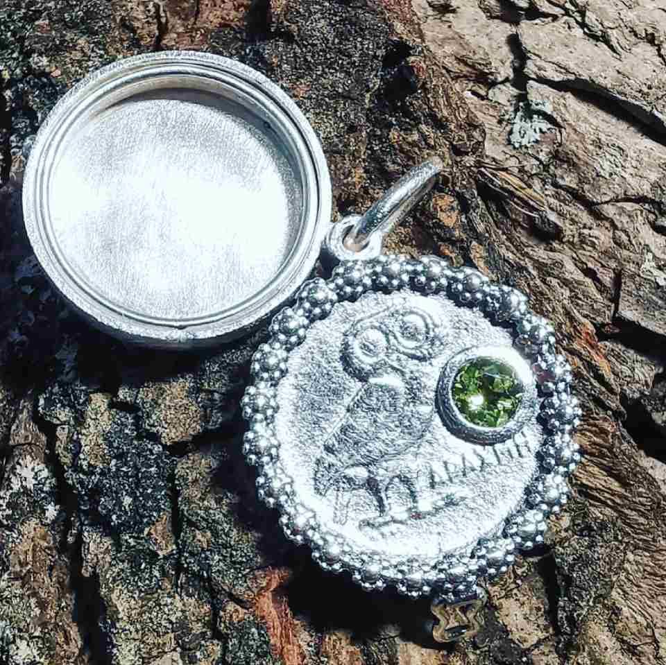 Amulett mit Eule und grünem Stein