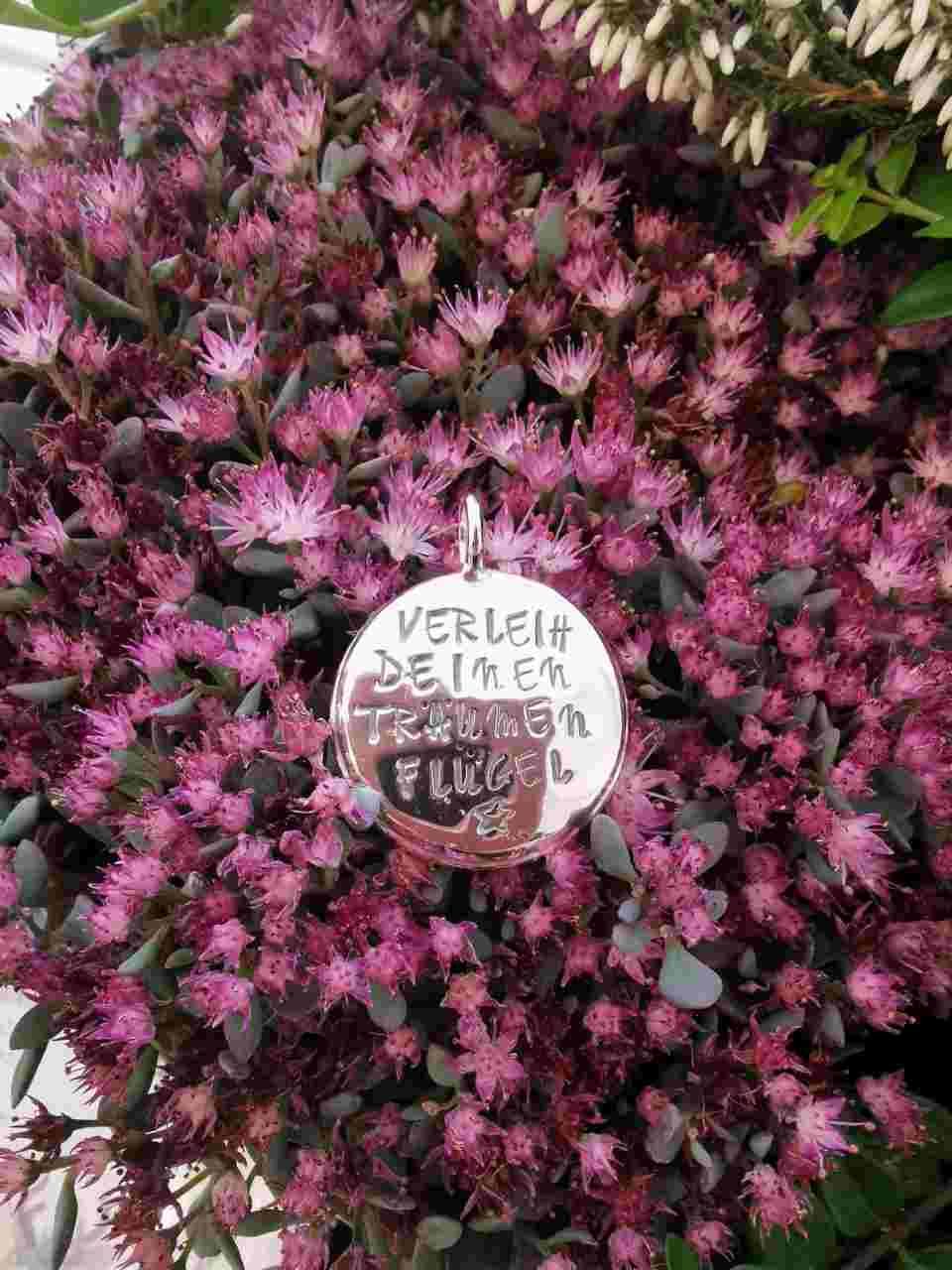 runder Kettenanhänger mit Schriftzug