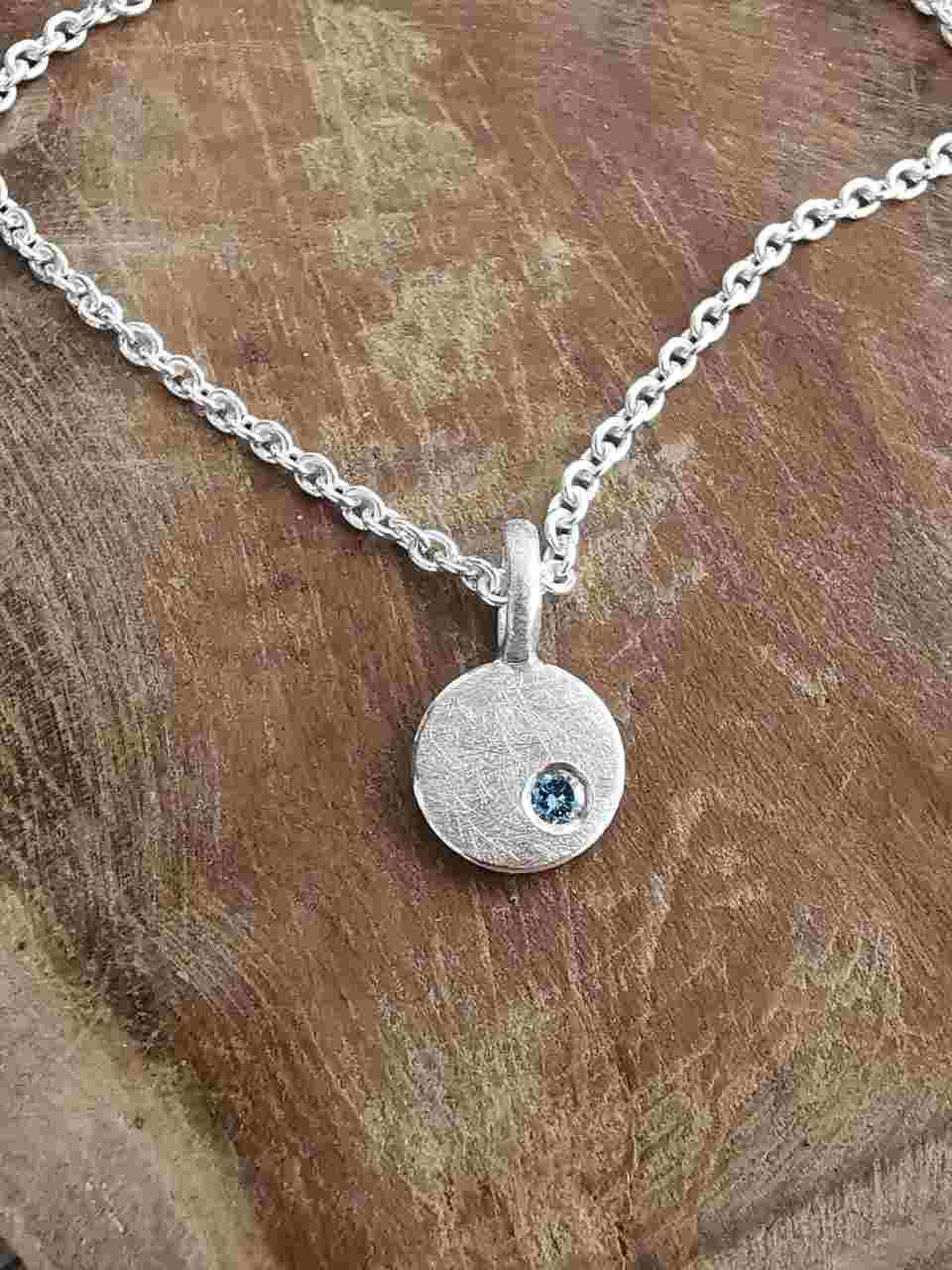 Kette mit rundem Anhänger mit Stein