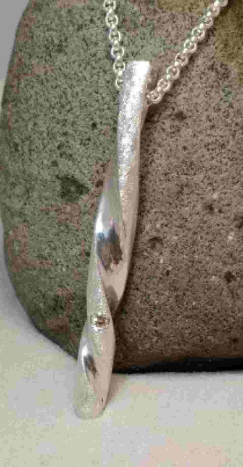 Kette mit länglichem verdrehten Anhänger