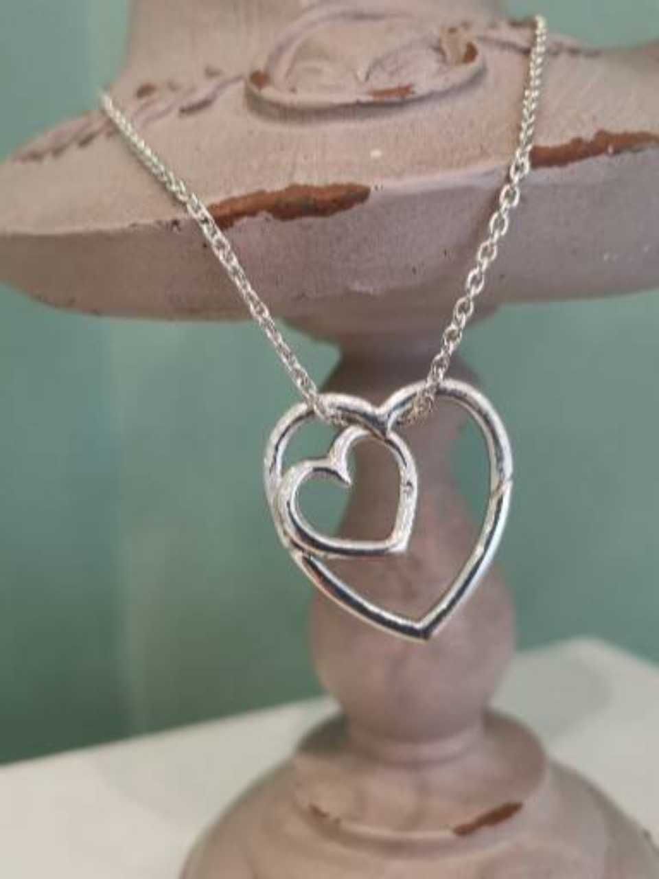 Kette mit Anhänger mit zwei Herzen