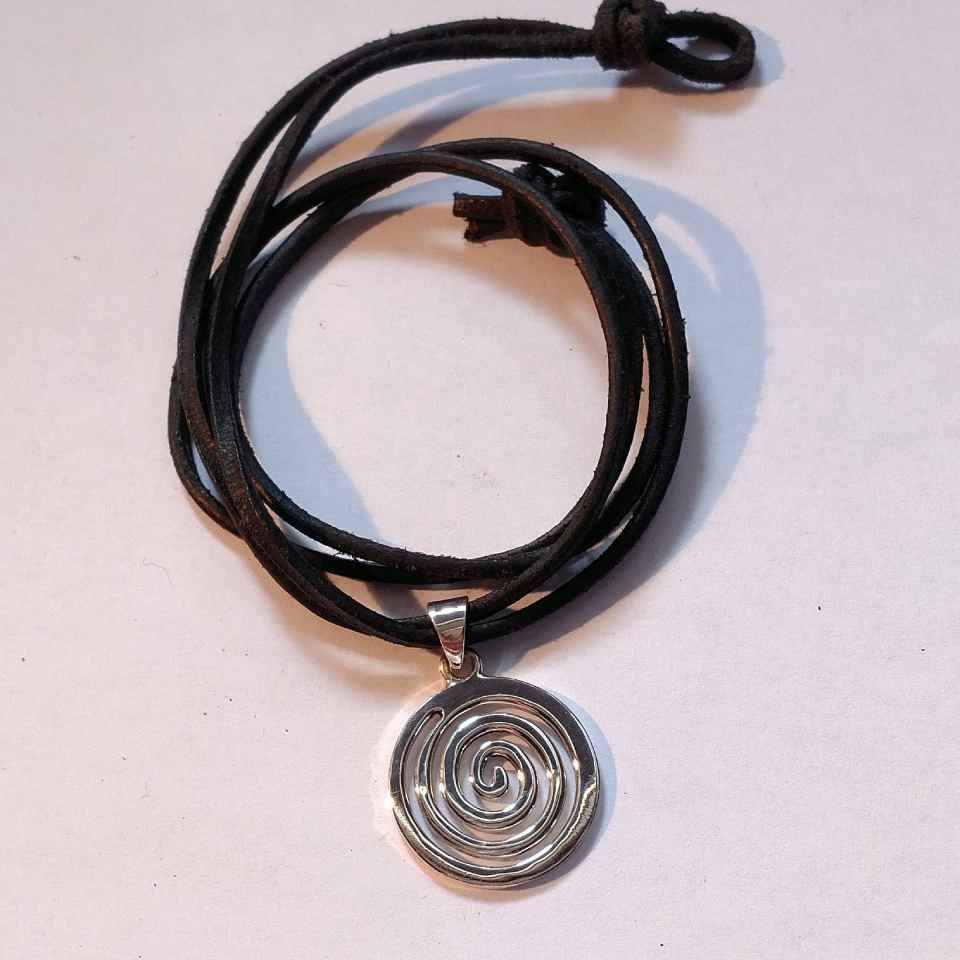Anhänger mit Spiralmuster an Lederband