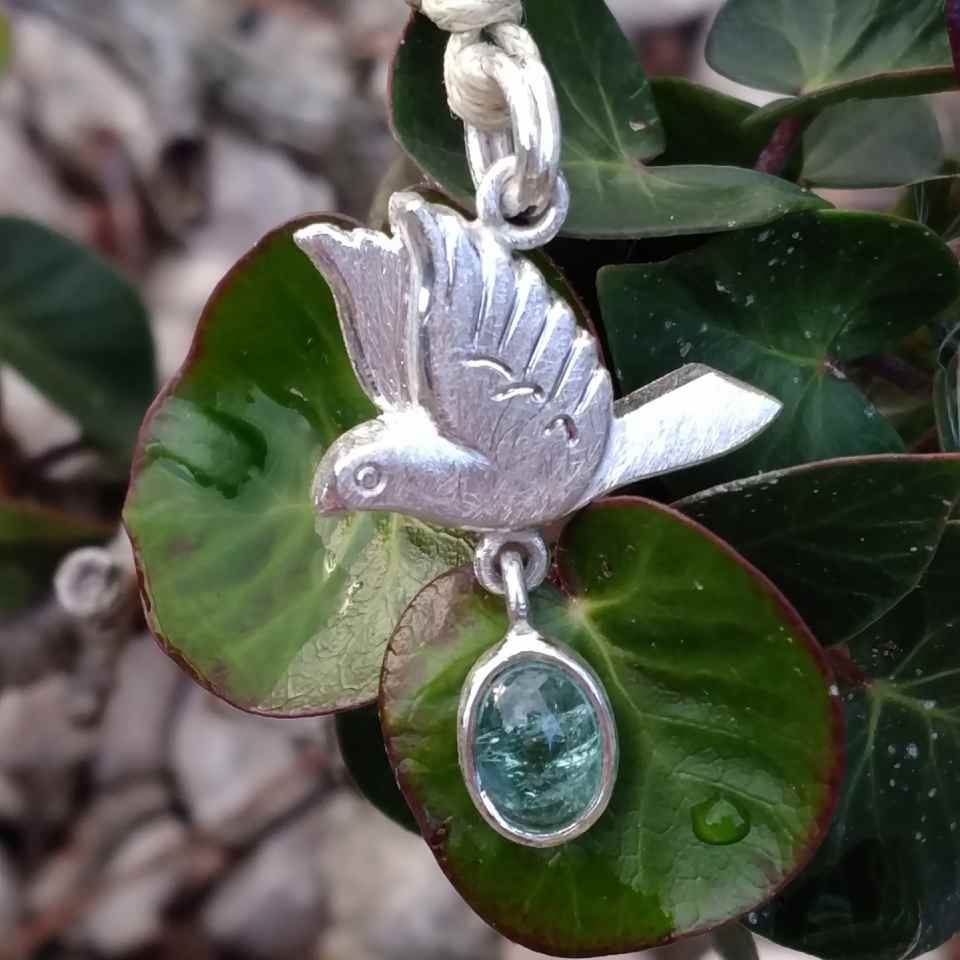 Anhänger mit Taube und ovalem Stein