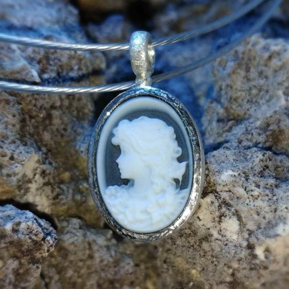 Kettenanhänger mit Porträt