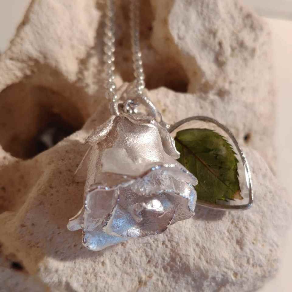 Kette mit Anhängern in Rosenblüten- und Blattform