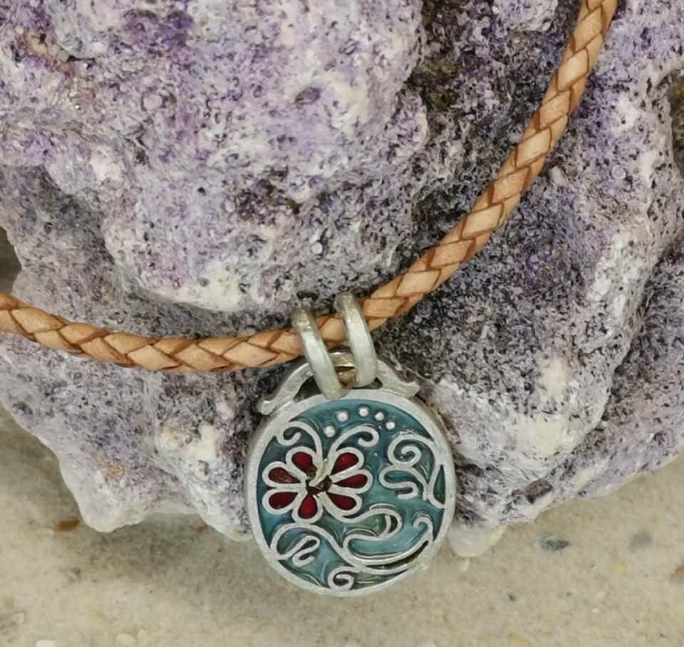 geflochtenes Band mit buntem Kettenanhänger mit Blume