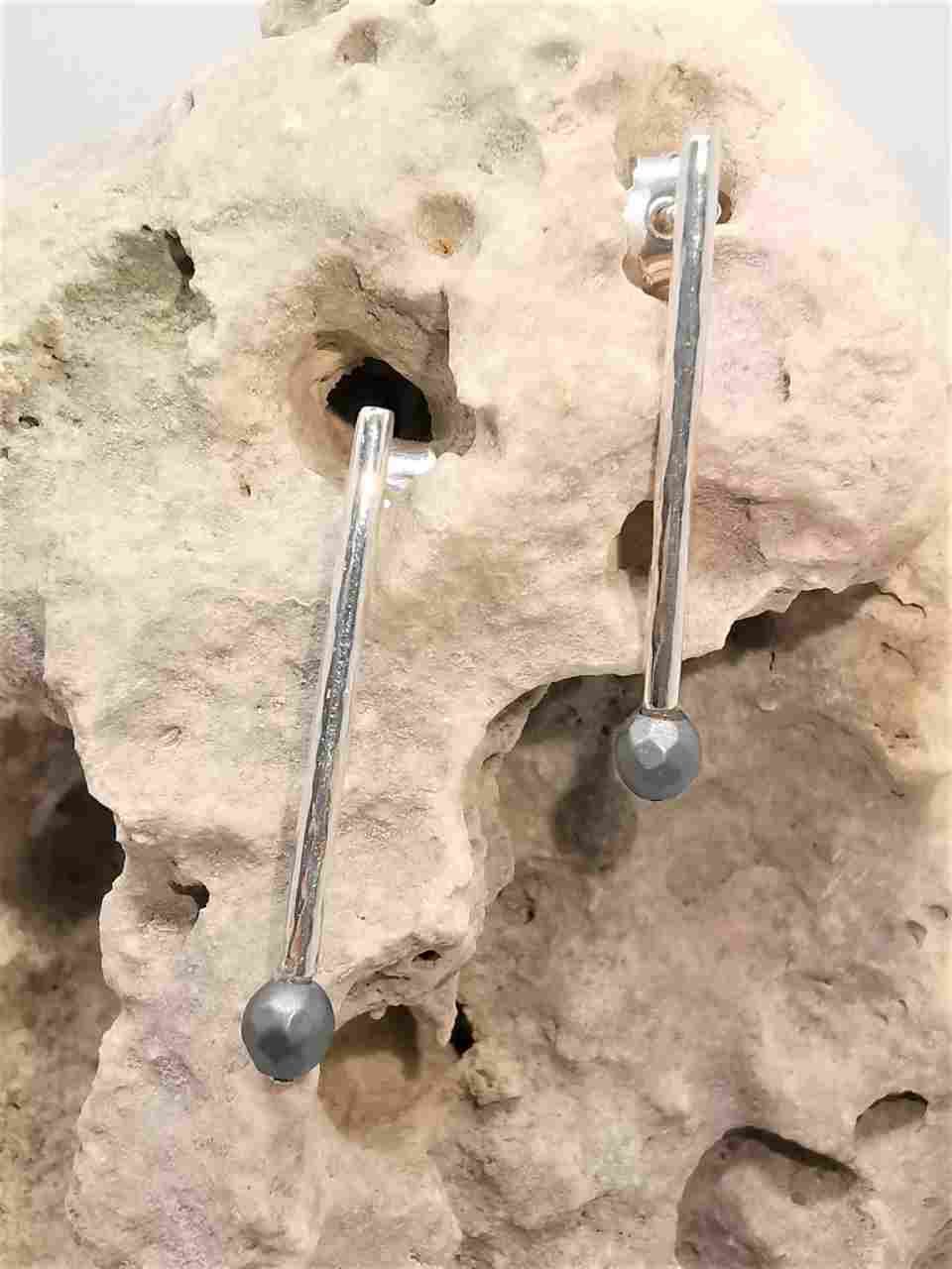 Ohrstecker mit länglichem Element und Kugel