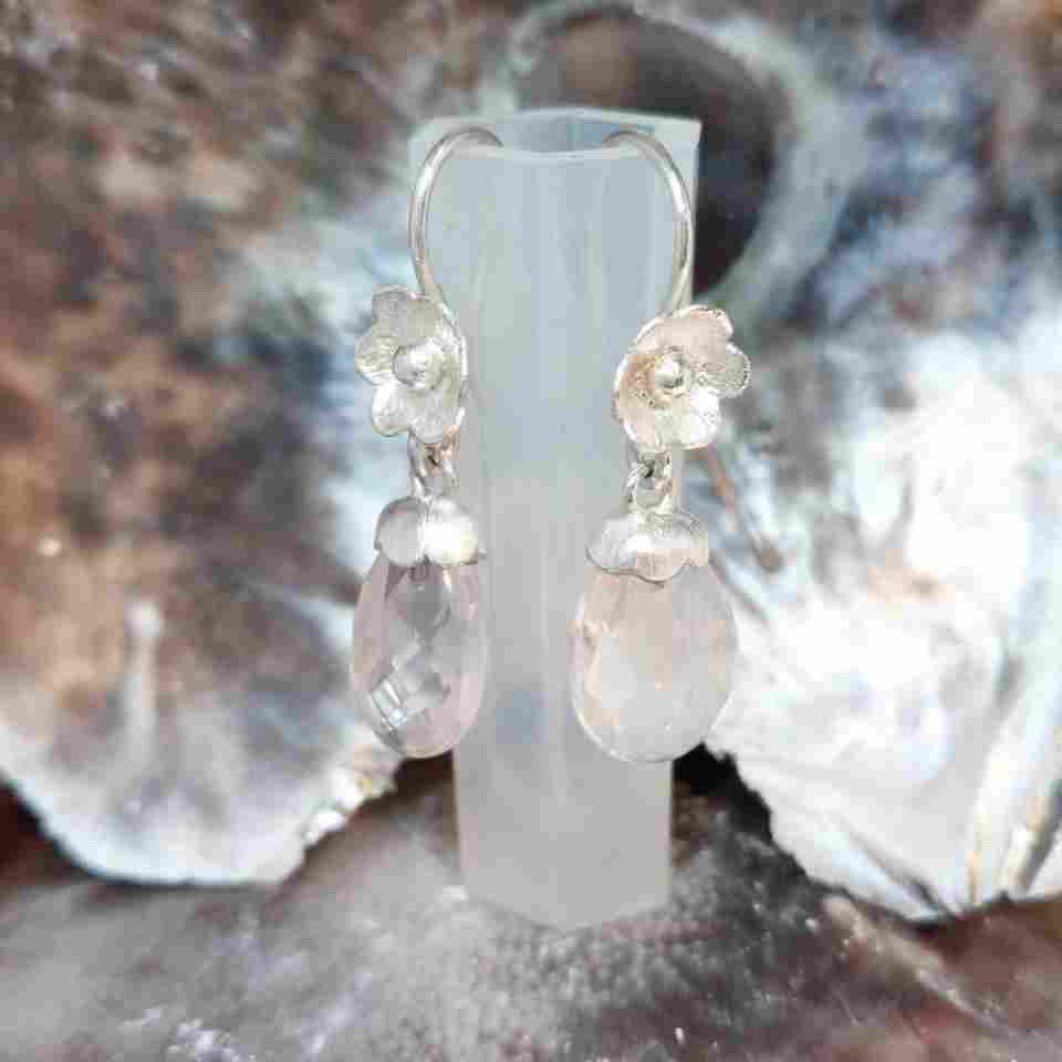 Ohrhänger mit Blumen und Steinen