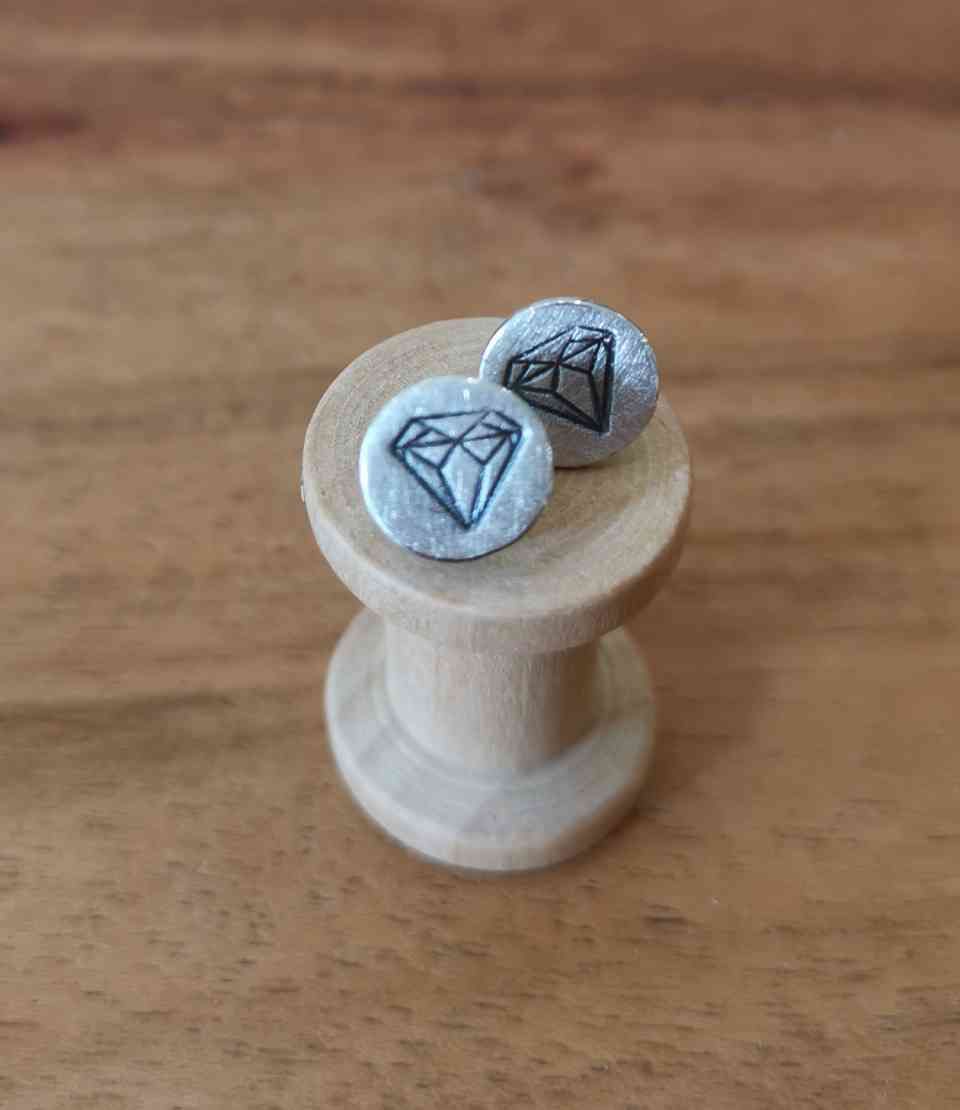 Ohrstecker mit eingestanzter Diamantenform