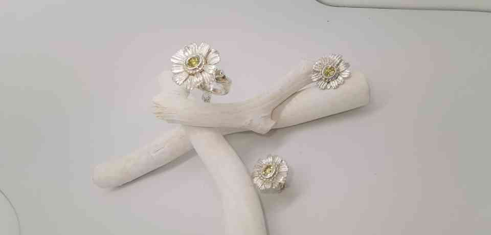 Ohrringe mit Blütenmotiv