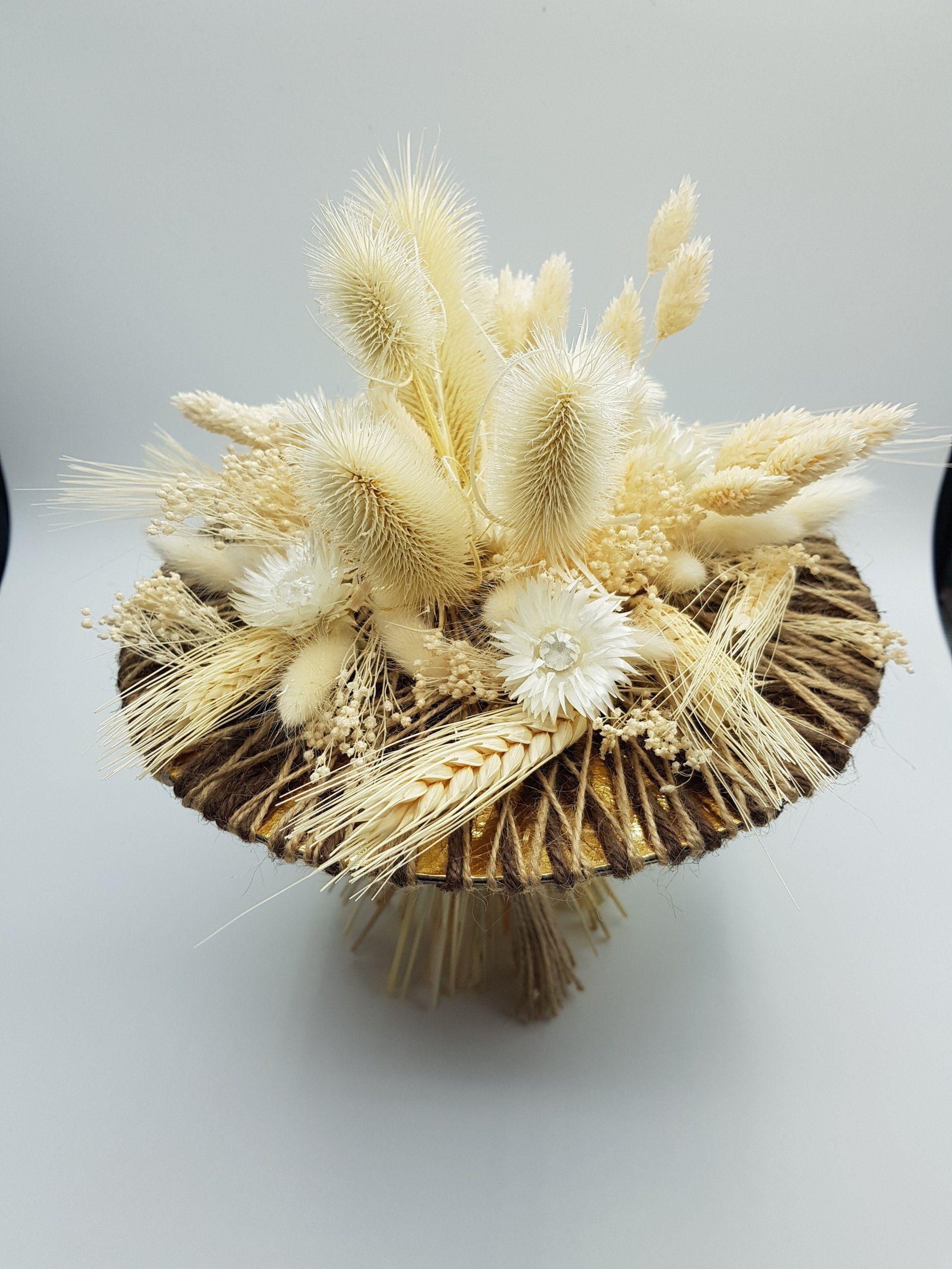 Fleurs avec matériaux naturels